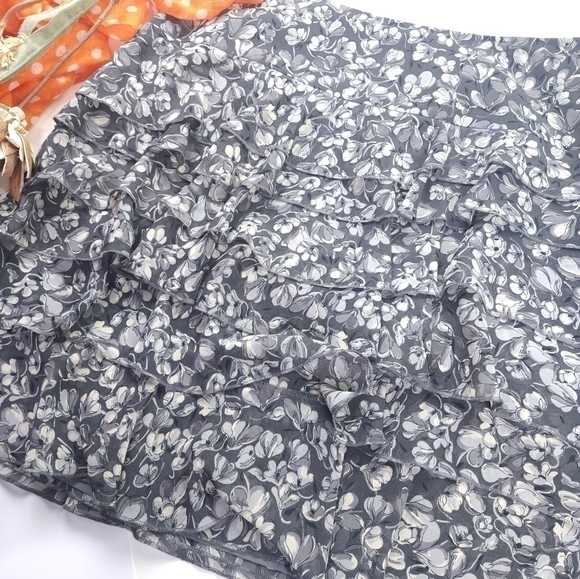 Loft Ruffled Floral Layered Gray Skirt Sz 4 - Picture 13 of 13